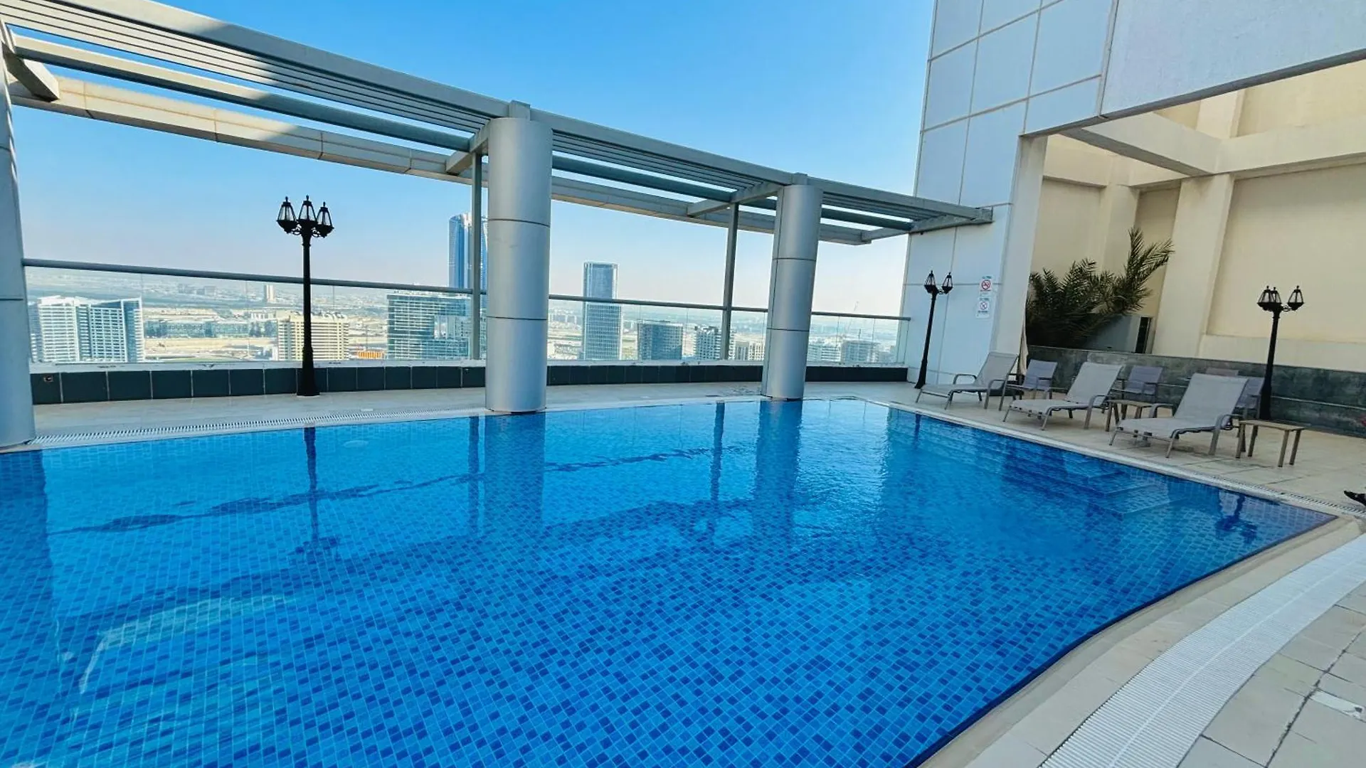 Stunning Studio With Rooftop Pool, Balcony & Gym Dubai