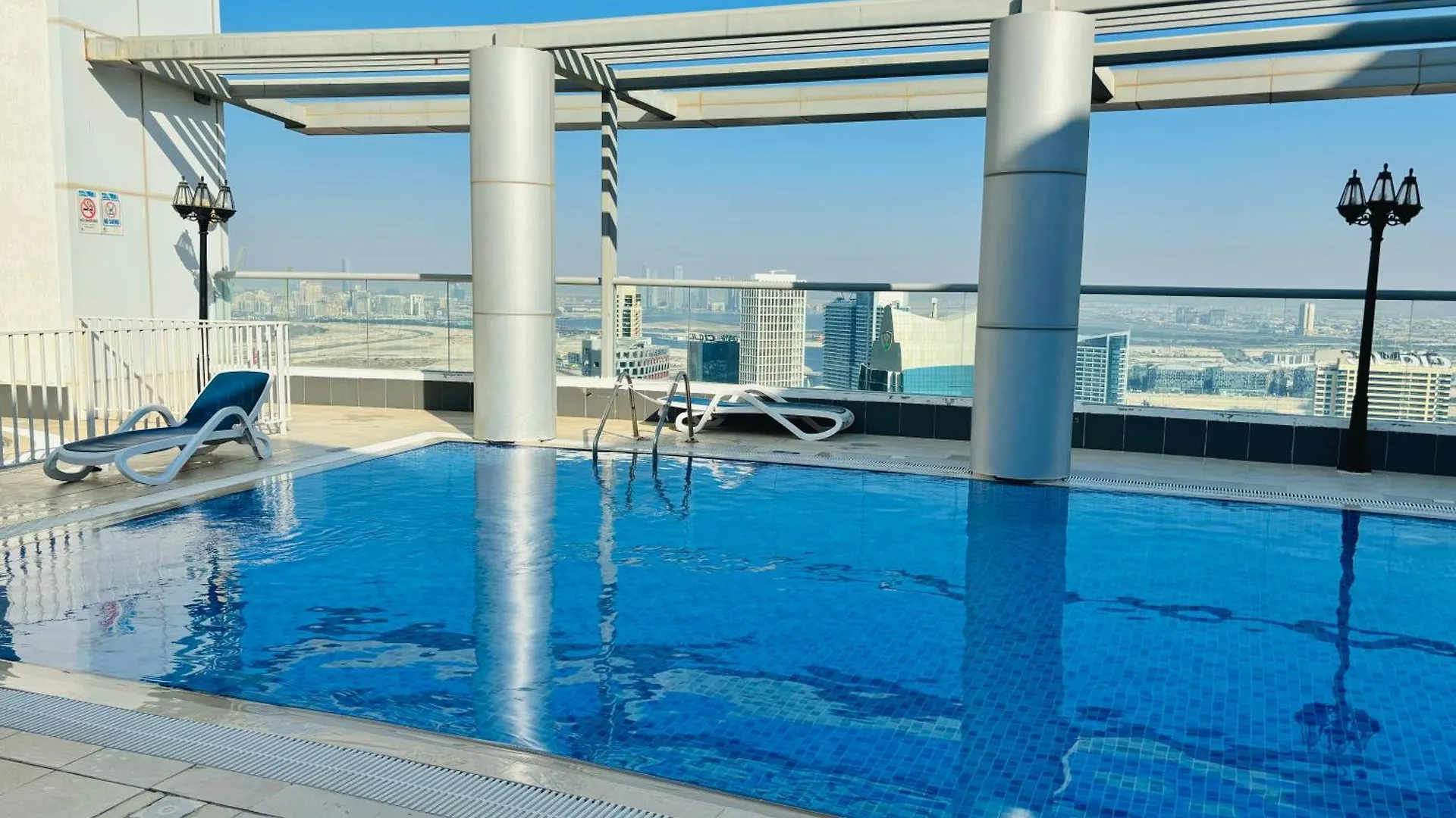 Stunning Studio With Rooftop Pool, Balcony & Gym Dubai Apartment