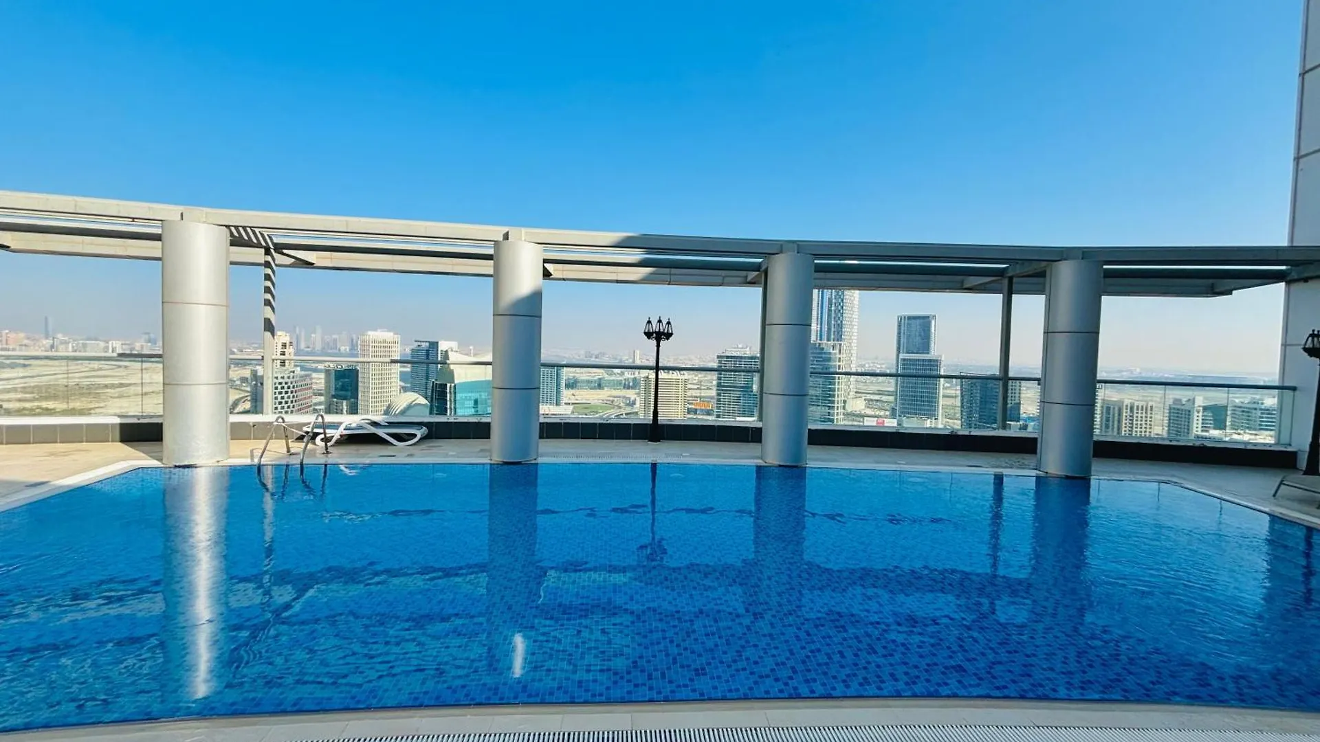 Apartment Stunning Studio With Rooftop Pool, Balcony & Gym Dubai